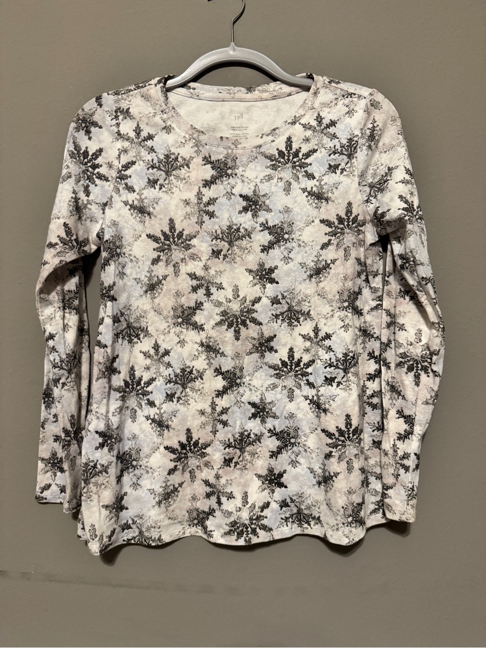 J. Jill Snowflake Print Long Sleeve Tee in White and Gray